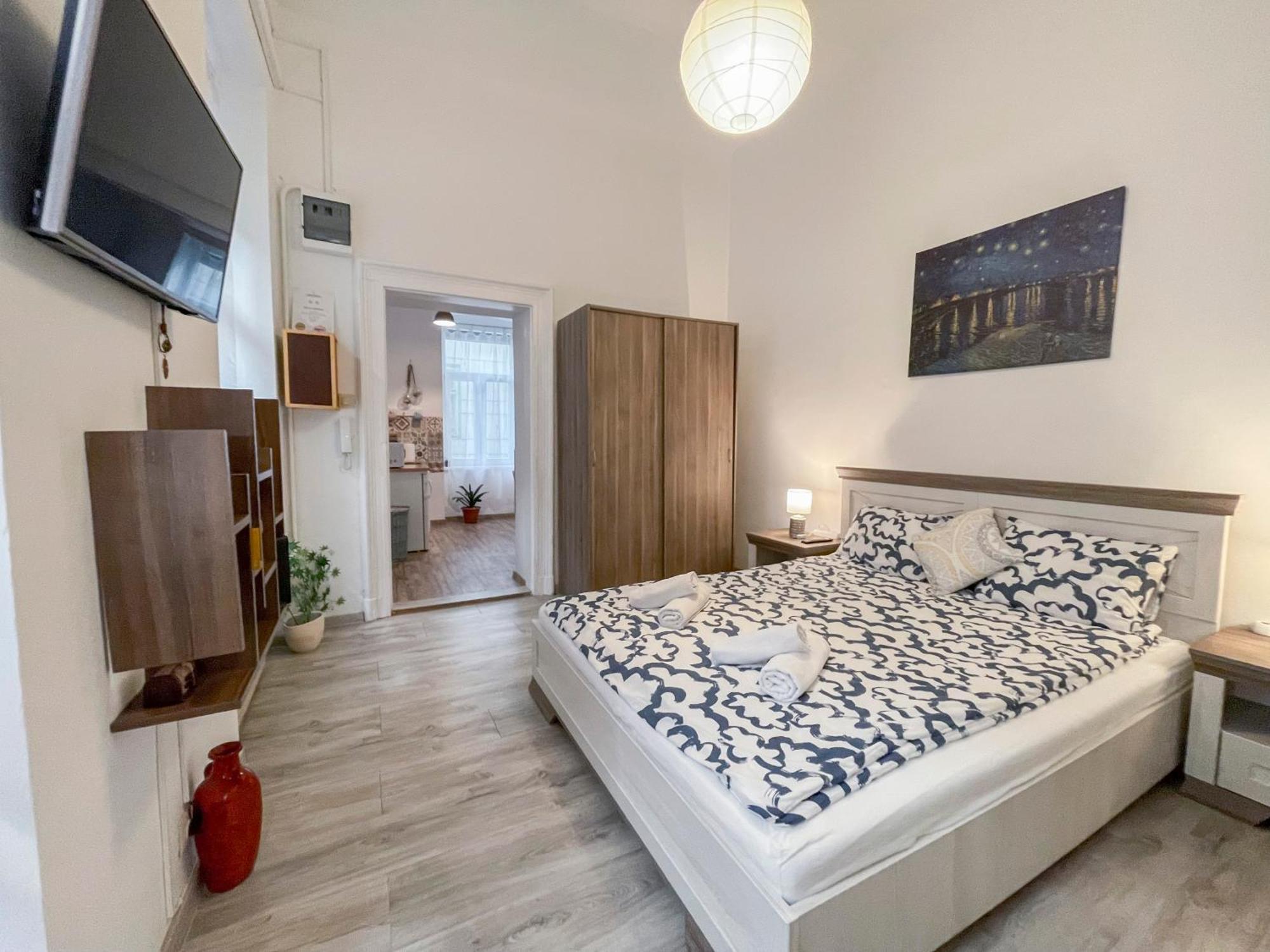 Free Parking, Downtown Apartment Near New York Cafe Budapest Ngoại thất bức ảnh