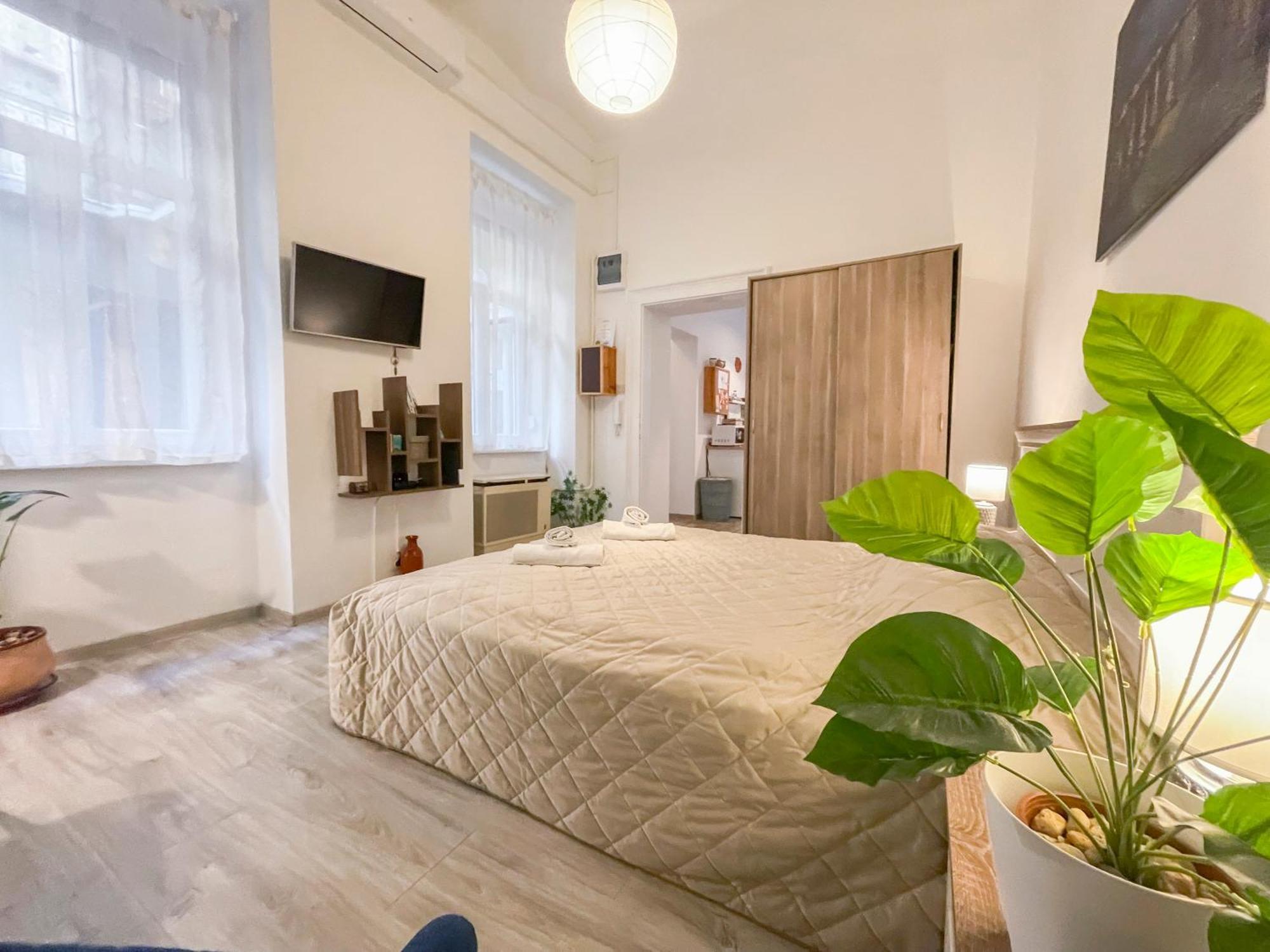 Free Parking, Downtown Apartment Near New York Cafe Budapest Ngoại thất bức ảnh